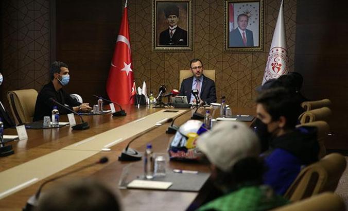 Bakan Kasapoğlu, motosiklet ve otomobil milli sporcularını konuk etti