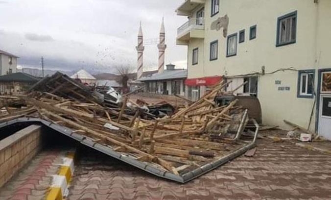 Otlukbeli’de fırtına; çatılar uçtu