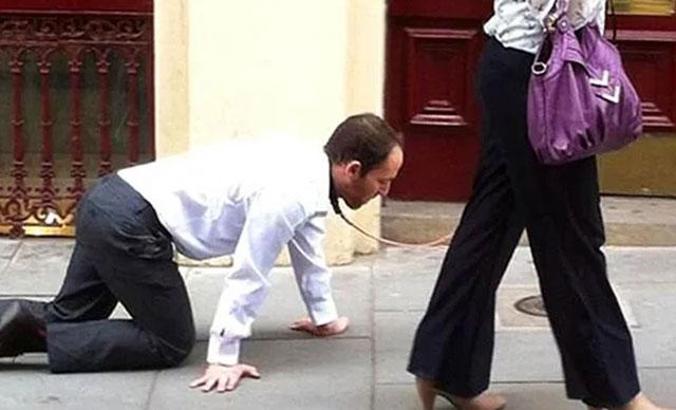 Kanada'da karantinayı delmek isteyen kadın kocasına tasma takıp sokakta gezdi