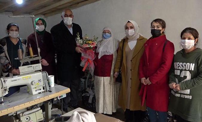 8 çocuğu ile çanta üreten anneye Bakan Selçuk'tan çiçek