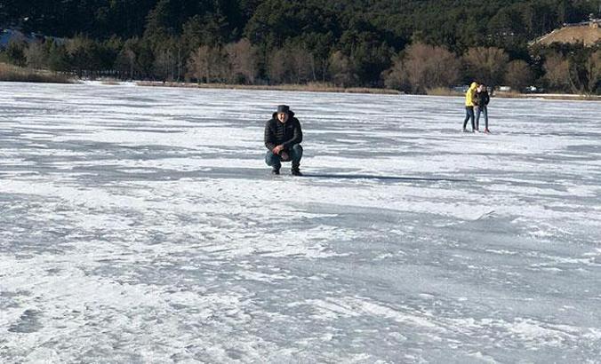 Simav'da soğuk hava gölü dondurdu
