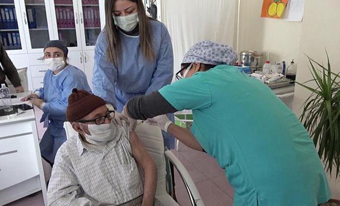 88 yaşındaki İsmail amca, şiir okuyarak aşı oldu