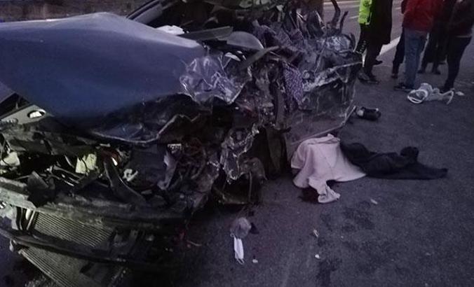 Tarsus’ta karşı şeride geçen TIR, otomobili biçti: Aynı aileden 5 kişi öldü, 2 yaralı