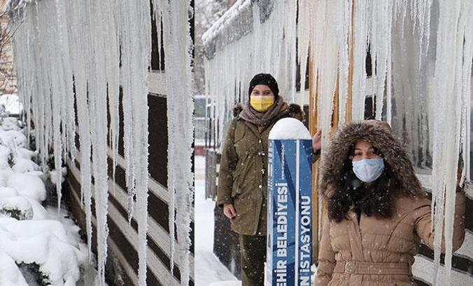 Erzurum'da buz sarkıtlarının boyu 2 metreye ulaştı