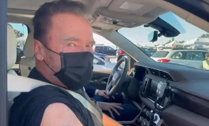 Terminatör koronavirüs aşısı oldu