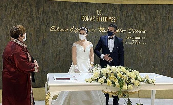 21'inci yüzyılın 21'inci yılının 21'inci gününde nikah masasına oturdular