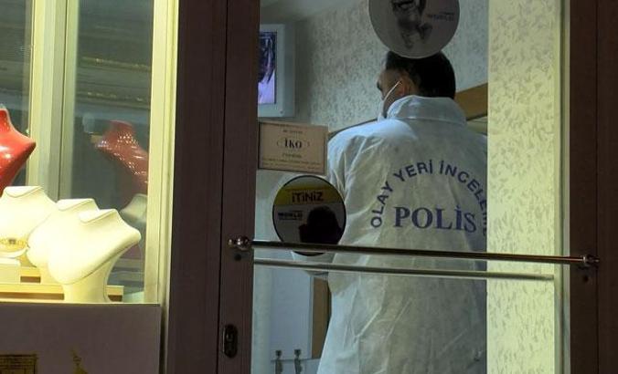 Çekmeköy'de kuyumcuya giren hırsız, alarm çalınca kıskıvrak yakalandı