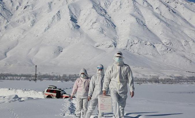 Koronavirüs kahramanlarının karla kaplı yollarda filyasyon azmi