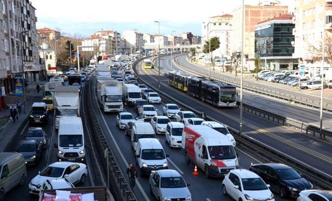 Kısıtlamaya rağmen D-100'de şaşırtan trafik