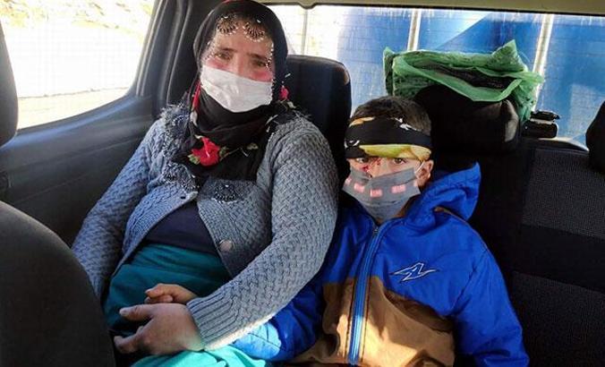 Yolu kapalı köyde başından yaralanan çocuk, iş makinesiyle ambulansa ulaştırıldı