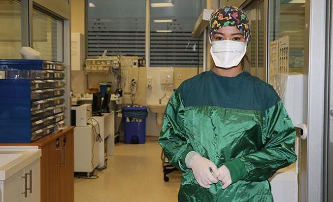 Koronavirüs savaşçısı Neslihan hemşire: Hastam, elime 'beni bırakma, korkuyorum' yazdı