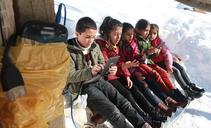 Çanak anten ve siniden 'baz istasyonu' yapılan Hakkari'nin köyüne Antalya'dan destek