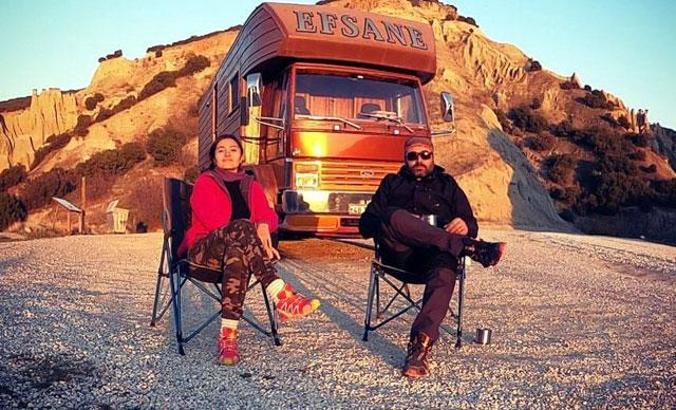 Evlerine hırsız girince İstanbul'u terk edip, Dikili'de karavanda yaşamaya başladılar