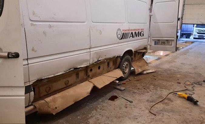 Sınır kapısında, minibüsteki özel bölmelerde kaçak bal ele geçti