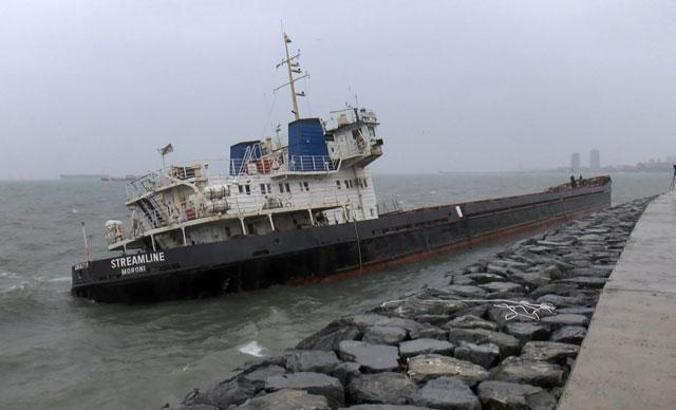Zeytinburnu'nda karaya oturan gemi kurtarılmayı bekliyor