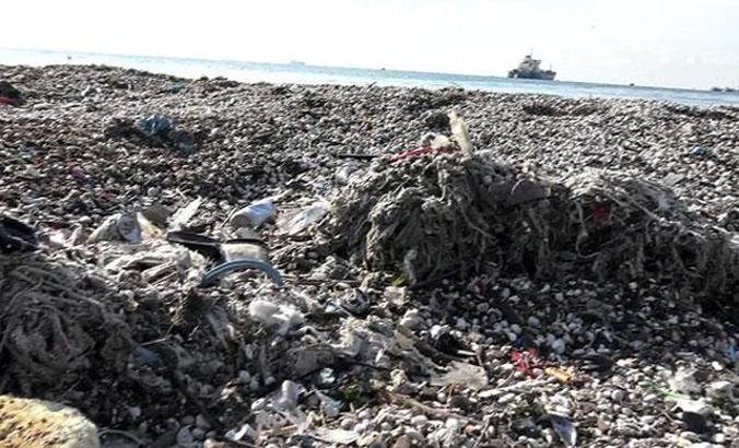 Fırtına, atıkları Avcılar sahiline taşıdı