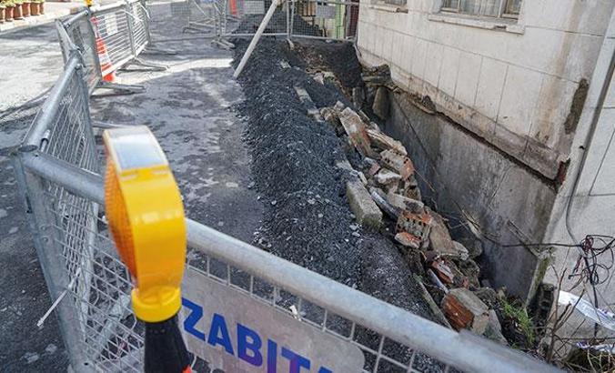 Arnavutköy'de kaldırım çöktü,  bodrum kat ile bitişiğindeki ev tahliye edildi
