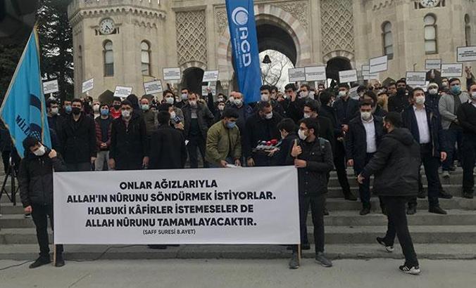 Beyazıt Meydanı'nda, Kabe fotoğrafının yere serilmesi protesto edildi