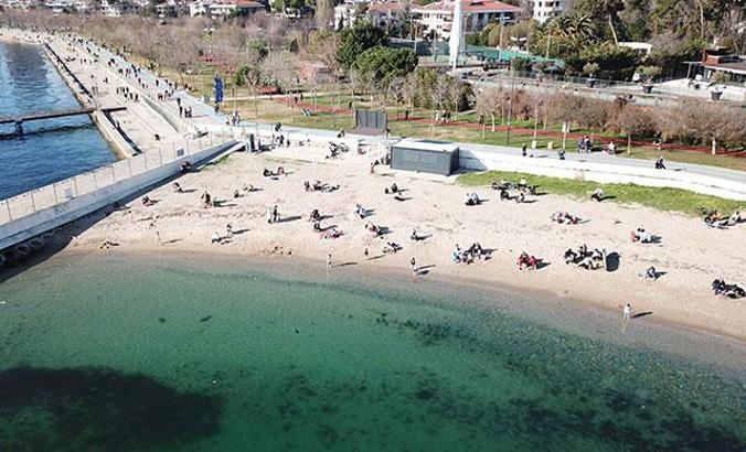Fenerbahçe Sahili'ndeki kalabalık havadan fotoğraflandı