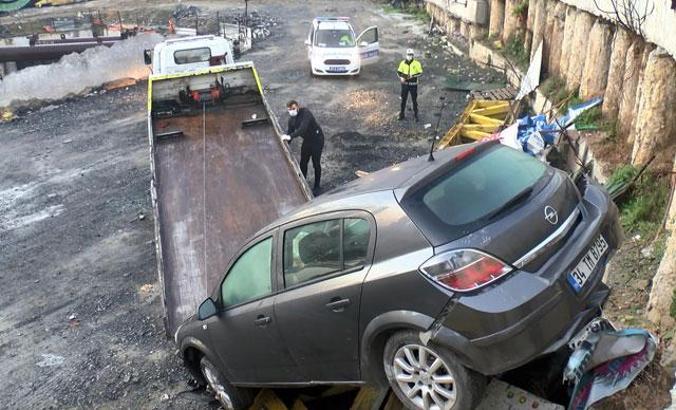 Küçükçekmece'de otomobil metro şantiyesine düştü