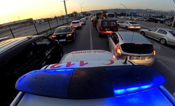 Ambulans şoförleri, trafikte sürücülerden fermuar tekniğini uygulamalarını istiyor