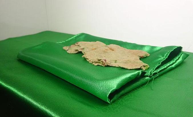 Hz. Muhammed'e ait olduğunu söyledikleri takke ve çorabı evlerinde sergiliyorlar