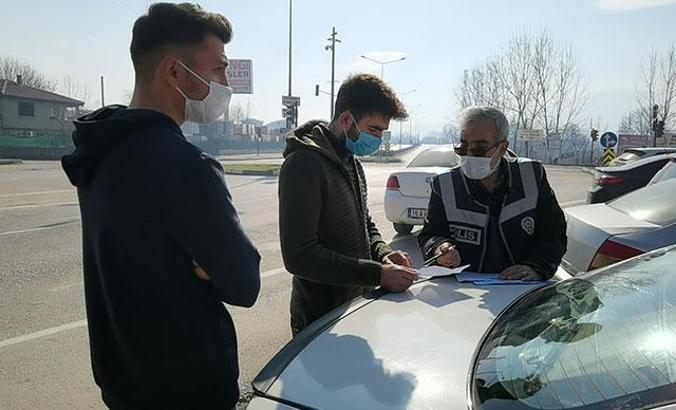 Sahte izin belgesi ile sokağa çıkan 2 gence, 6 bin 300 TL ceza