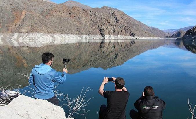 Baraj gölünün suları çekilince kayalıklarda ilginç görüntüler oluştu