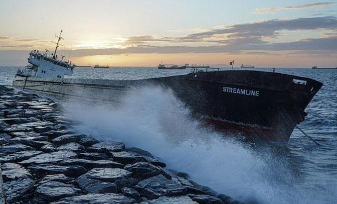 Zeytinburnu'nda karaya oturan gemi; Fırtına nedeniyle sol tarafı suya gömüldü