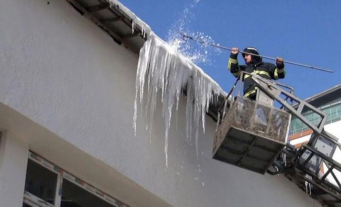 Muş'ta itfaiyecilerin 'buz sarkıtı' mesaisi
