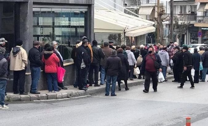 Yunanistan'da ekonomik kriz derinleşiyor: Bedava yemek için metrelerce kuyruk