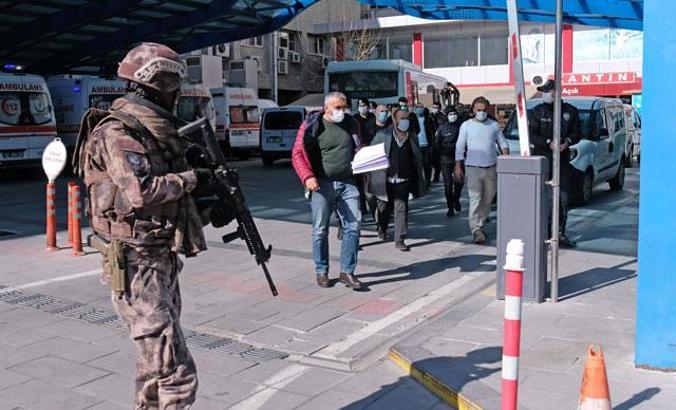1 kişinin öldüğü balık halindeki kavgada 14 şüpheli, Özel Harekat eşliğinde adliyeye sevk edildi