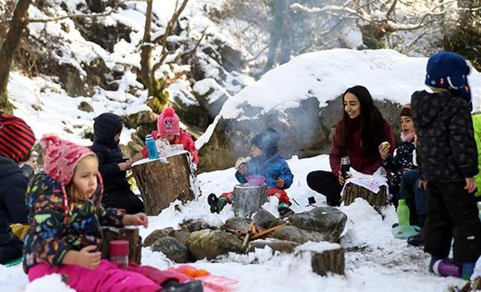 Çocuğunu sınıf ortamından uzak tutmak istedi, 'orman okulu' kurdu
