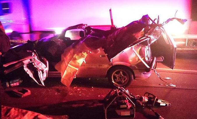 Kavşakta dönen TIR'a otomobil çarptı: 3 ölü, 5 yaralı