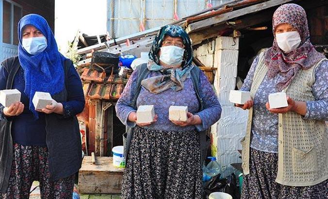 Atık zeytinyağı posalarını sabun yapıp, ekonomiye kazandırıyorlar