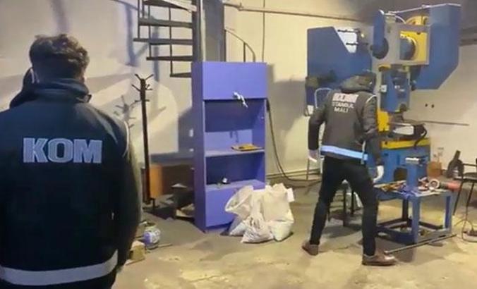 Esenyurt'ta sahte madeni Euro basan darphaneye baskın kamerada
