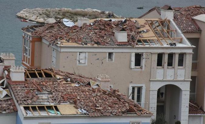 Çeşme'de hortumun izleri siliniyor