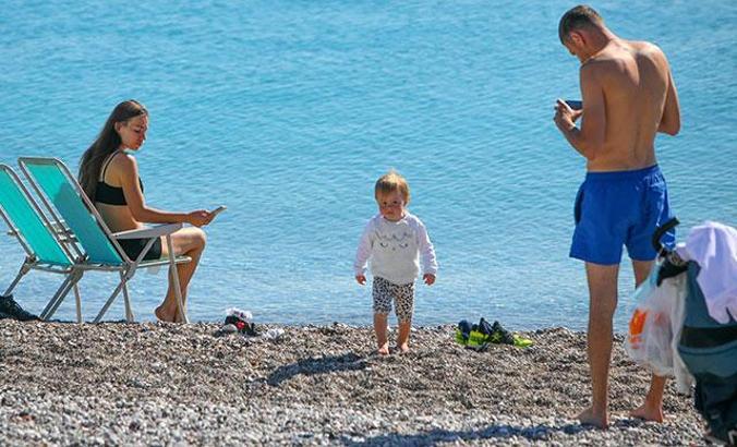 Güneşin keyfini yerleşik turistler çıkarttı