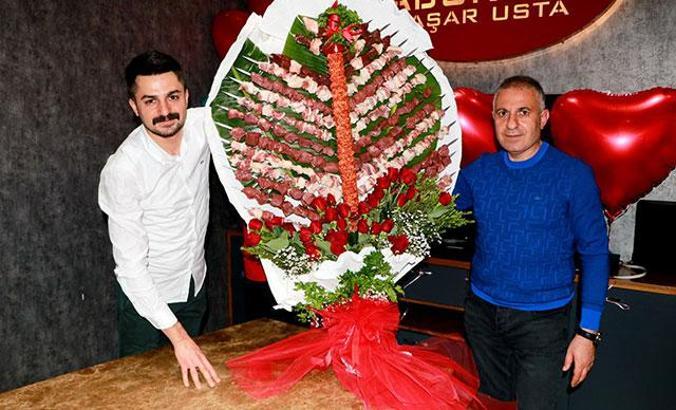 Sevgililer gününe özel pırlanta yüzüğe rakip 18 kiloluk ‘et buketi’