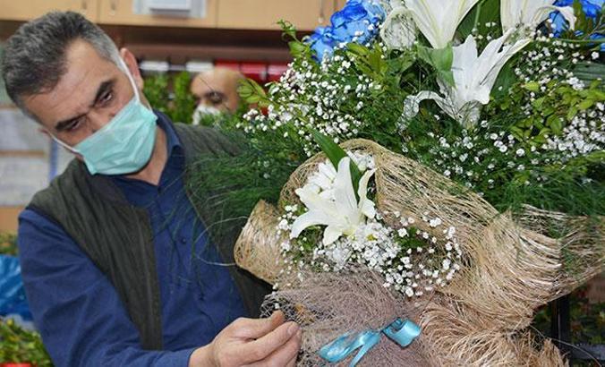 Erzurumlu çiçekçi: Sevgilisine kilosu kadar gül alan var