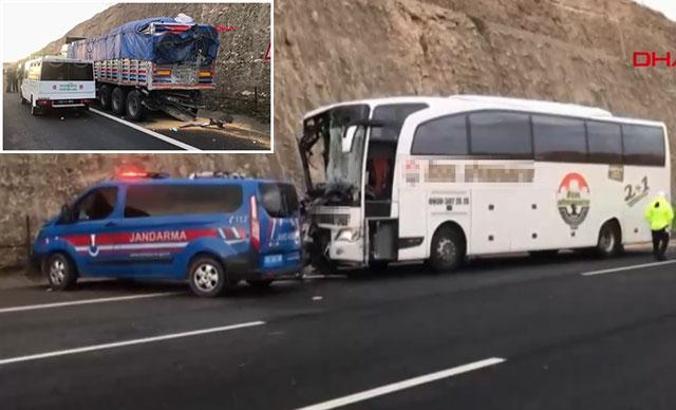 Şanlıurfa'da yolcu otobüsü kamyona arkadan çarptı: 3 ölü, 30 yaralı