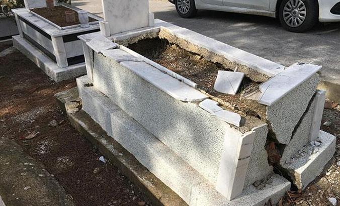 İzmir'i vuran sağanak, mezarlarda çökmeye neden oldu