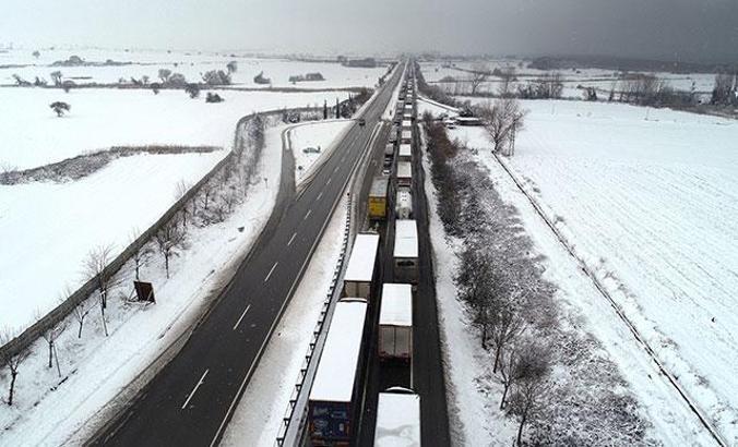 Bursa-İzmir Karayolu'nda 15 kilometrelik araç kuyruğu oluştu