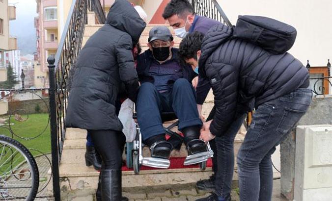 Sokağa çıkması için her gün merdiven engelini aşması gerekiyor