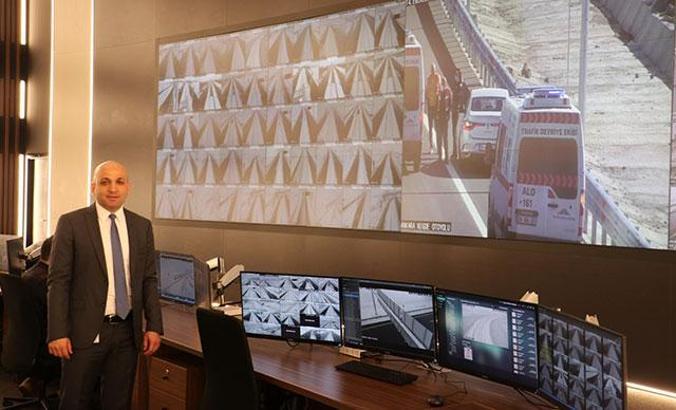 Akıllı otoyolda aracının lastiği patlayan kadın sürücüye 10 dakikada yardım