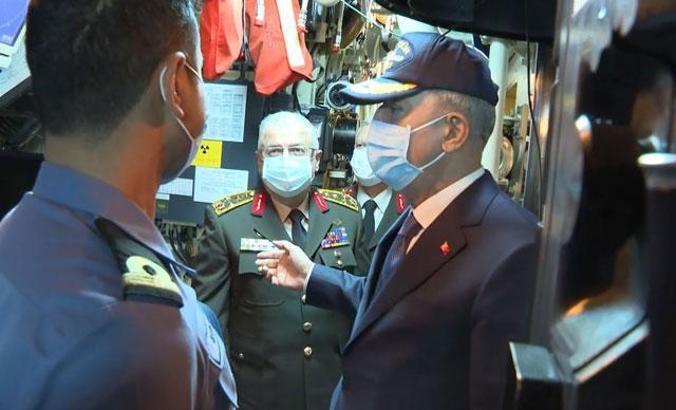 Bakan Akar'dan TCG Gür denizaltısına ziyaret