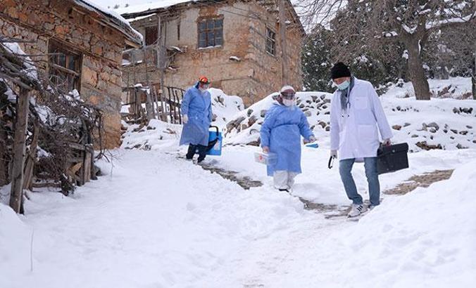 Sağlıkçıların karla kaplı Toros Dağı eteklerindeki zorlu 'aşı' mesaisi