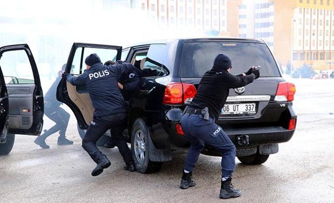 Korumaların film sahnelerini aratmayan zorlu eğitimi