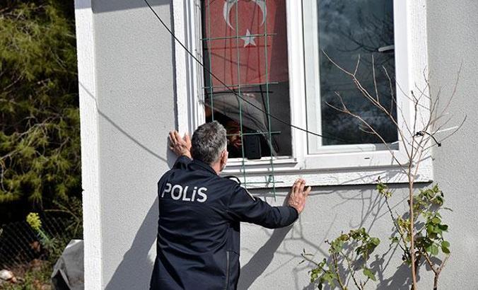 Hazine arazisindeki prefabrik evini yıktırmamak için kendini eve kapattı