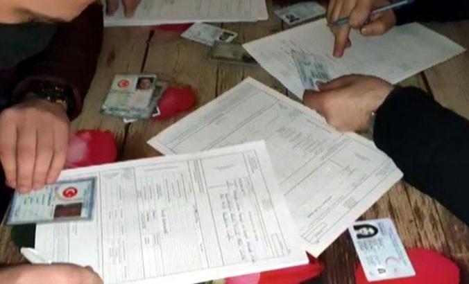 Pavyona çevrilen 2 kafeye yapılan baskında 40 kişi yakalandı